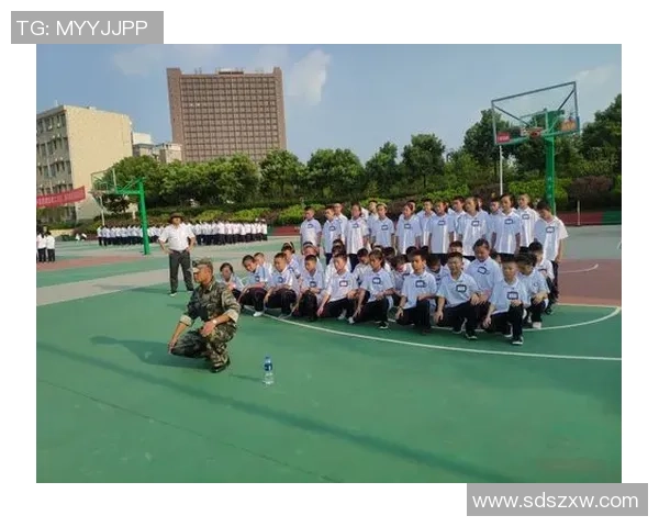 足球明星青春变装记：从绿茵场到时尚舞台的华丽转身